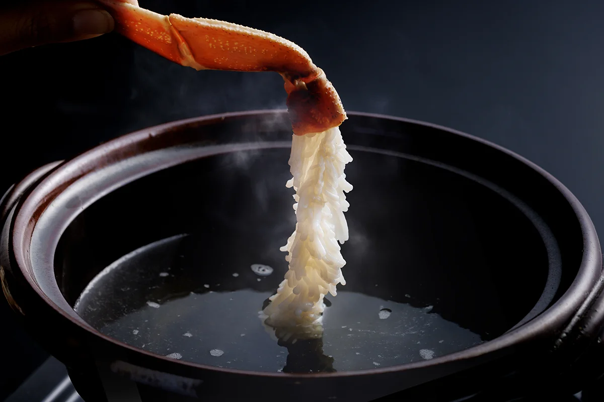 蟹しゃぶを味わう様子