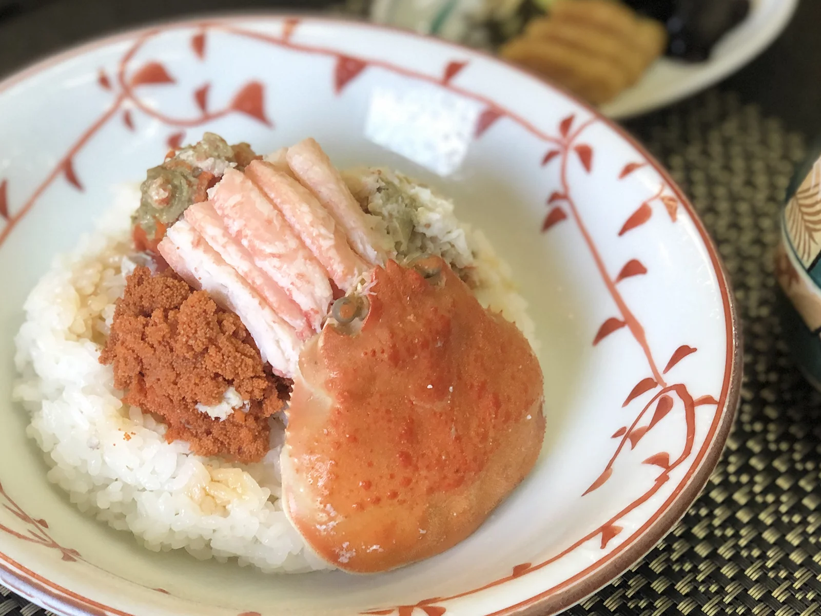 せいこ蟹の身と内子・外子を盛り付けたせいこ蟹丼